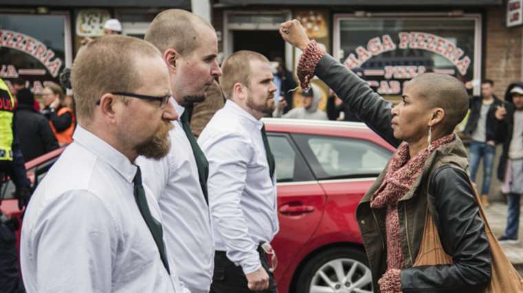 Den oarrangerade bilden av Tess Asplund med näven